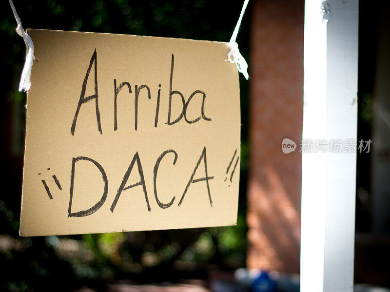 “Arriba DACA”(为DACA欢呼)欢迎/支持标志